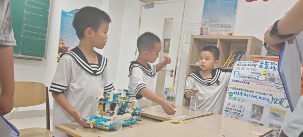 牛盘宝 朝阳区700余名中小学生上演机器人大战